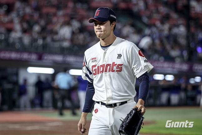 롯데 윤성빈이 17일 사직 삼성전에서 11회초 이닝을 마치고 더그아웃으로 가고 있다. /사진=롯데 자이언츠 제공
