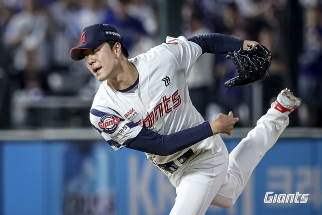 롯데 윤성빈이 17일 사직 삼성전에서 11회초 투구하고 있다. /사진=롯데 자이언츠 제공