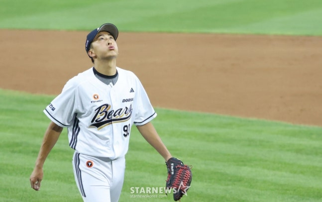 2025 신한 SOL Bank KBO리그 두산 베어스 대 KIA 타이거즈 경기가 17일 서울 잠실야구장에서 열렸다. 두산 선발 제환유가 5회 투구를 마친 후 더그아웃으로 향하고 있다. /사진=김진경 대기자