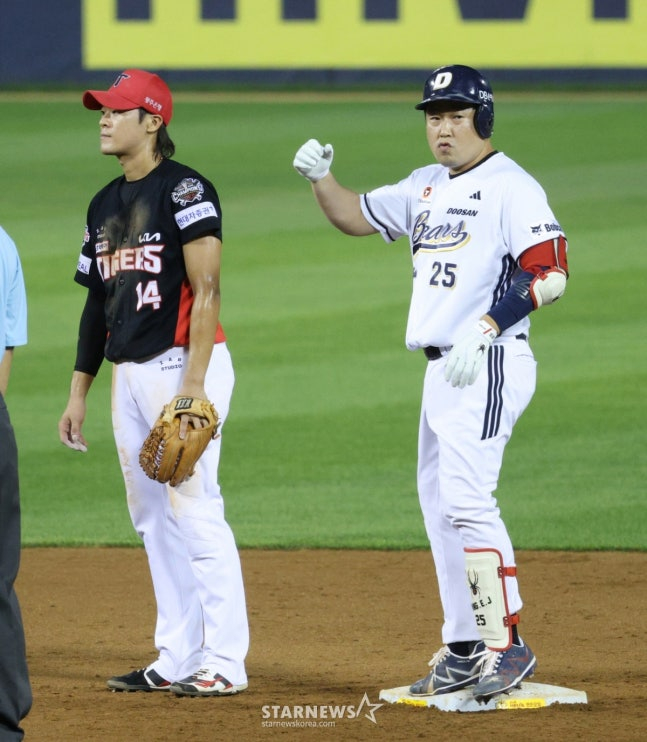 2025 신한 SOL Bank KBO리그 두산 베어스 대 KIA 타이거즈 경기가 17일 서울 잠실야구장에서 열렸다. 두산 양의지(오른쪽)가 8회말 좌익선상 2루타를 날리고 출루한 후 세리머니를 하고 있다. /사진=김진경 대기자