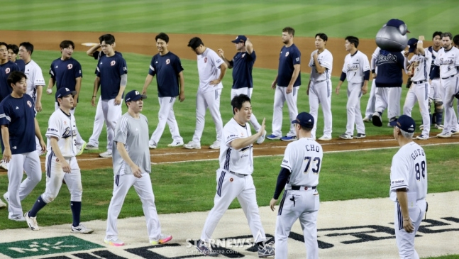 2025 신한 SOL Bank KBO리그 두산 베어스 대 KIA 타이거즈 경기가 17일 서울 잠실야구장에서 열렸다. 양지의를 비롯한 두산 선수들이 KIA에 4-0으로 승리하며 4연승한 후 조성환 감독과 하이파이브하고 있다. /사진=김진경 대기자