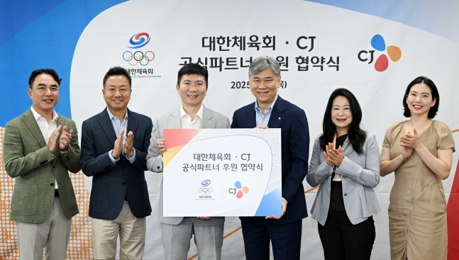 유승민 대한체육회장(왼쪽에서 3번째). /사진=대한체육회 제공