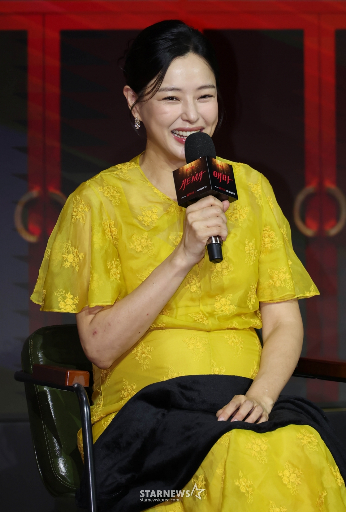 배우 이하늬가 18일 오전 서울 마포구 호텔나루 서울 엠갤러리에서 진행된 넷플릭스 오리지널 시리즈 '애마' 제작발표회에 참석해 인사말을 하고 있다. 1980년대 한국을 강타한 에로영화의 탄생 과정 속, 화려한 스포트라이트에 가려진 어두운 현실에 용감하게 맞짱 뜨는 톱스타 ‘희란’과 신인 배우 ‘주애’의 이야기를 그린 넷플릭스 시리즈 '애마'는 오는 22일 공개된다. /2025.08.18 /사진=이동훈 photoguy@