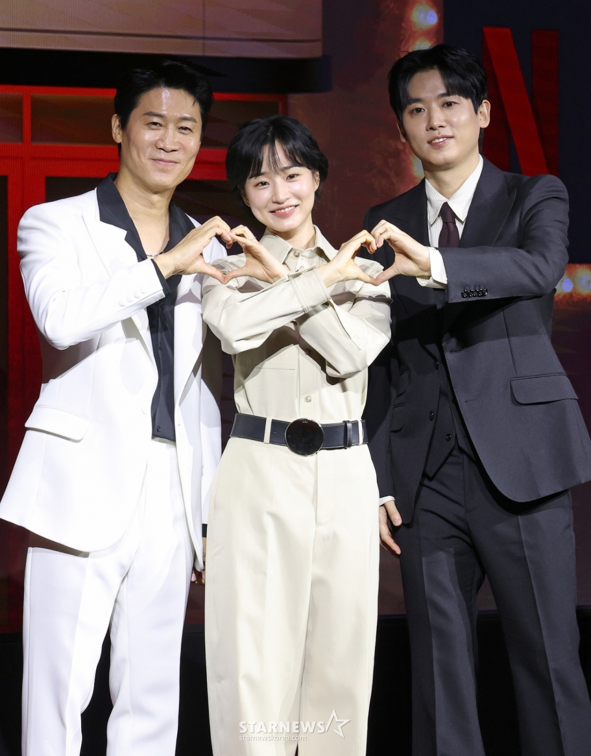 배우 진선규, 방효린, 조현철이 18일 오전 서울 마포구 호텔나루 서울 엠갤러리에서 진행된 넷플릭스 오리지널 시리즈 '애마' 제작발표회에 참석해 포즈를 취하고 있다.  1980년대 한국을 강타한 에로영화의 탄생 과정 속, 화려한 스포트라이트에 가려진 어두운 현실에 용감하게 맞짱 뜨는 톱스타 ‘희란’과 신인 배우 ‘주애’의 이야기를 그린 넷플릭스 시리즈 '애마'는 오는 22일 공개된다. /2025.08.18 /사진=이동훈 photoguy@