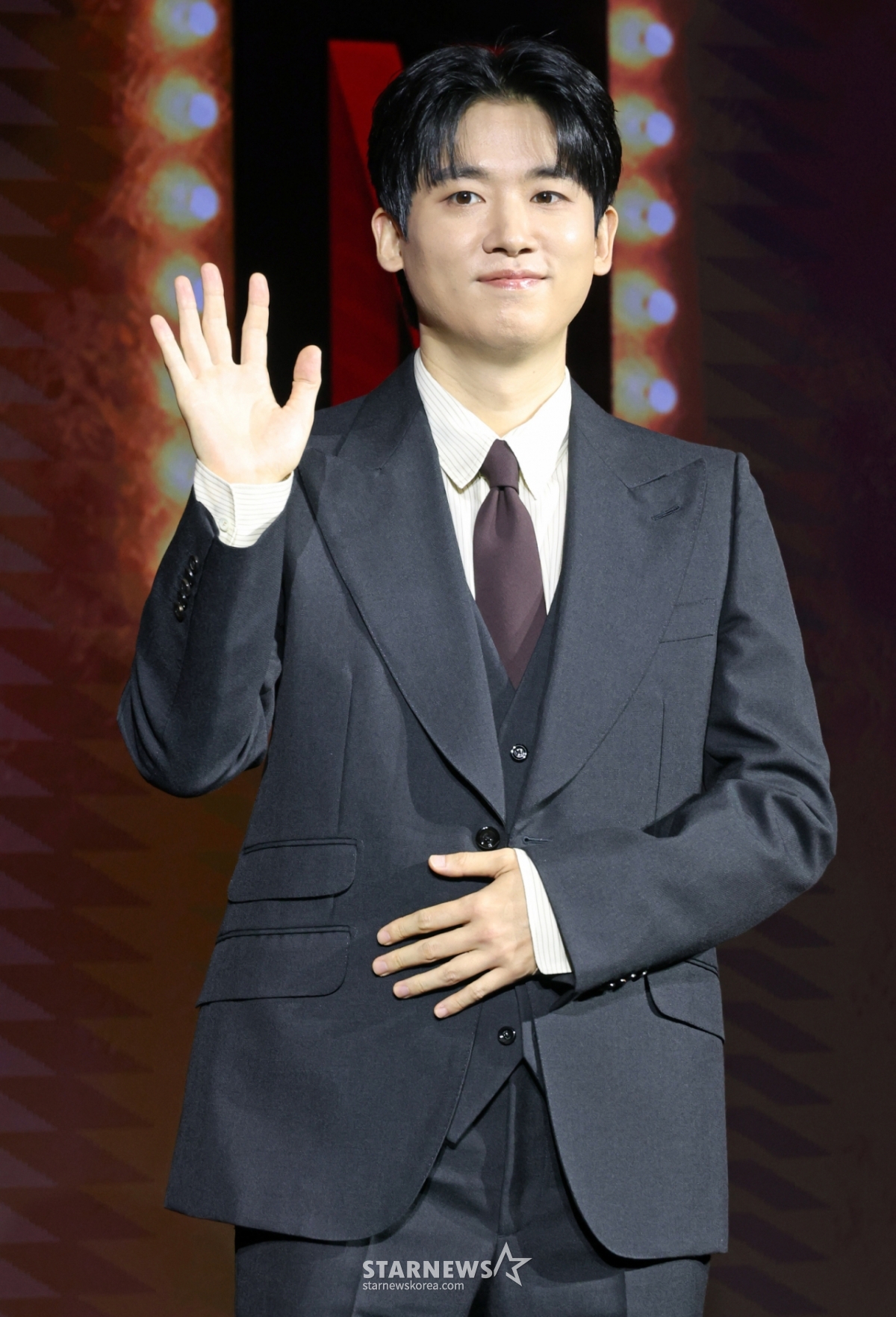 배우 조현철이 18일 오전 서울 마포구 호텔나루 서울 엠갤러리에서 진행된 넷플릭스 오리지널 시리즈 '애마' 제작발표회에 참석해 포즈를 취하고 있다.  1980년대 한국을 강타한 에로영화의 탄생 과정 속, 화려한 스포트라이트에 가려진 어두운 현실에 용감하게 맞짱 뜨는 톱스타 ‘희란’과 신인 배우 ‘주애’의 이야기를 그린 넷플릭스 시리즈 '애마'는 오는 22일 공개된다. /2025.08.18 /사진=이동훈 photoguy@
