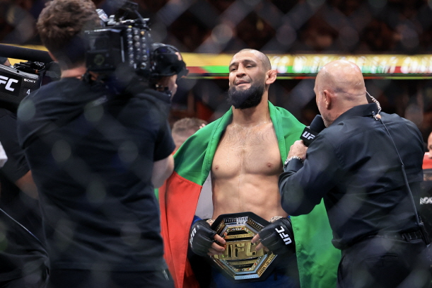 함자트 치마예프가 챔피언 벨트를 보이고 있다. /사진=UFC 제공
