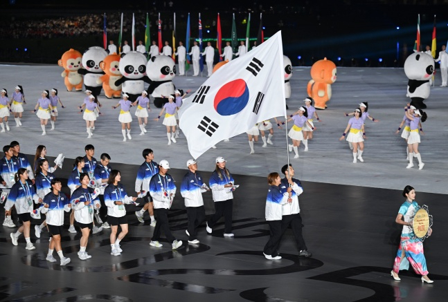 대한민국 선수단이 태극기를 들고 입장하고 있다. /사진=대한체육회 제공