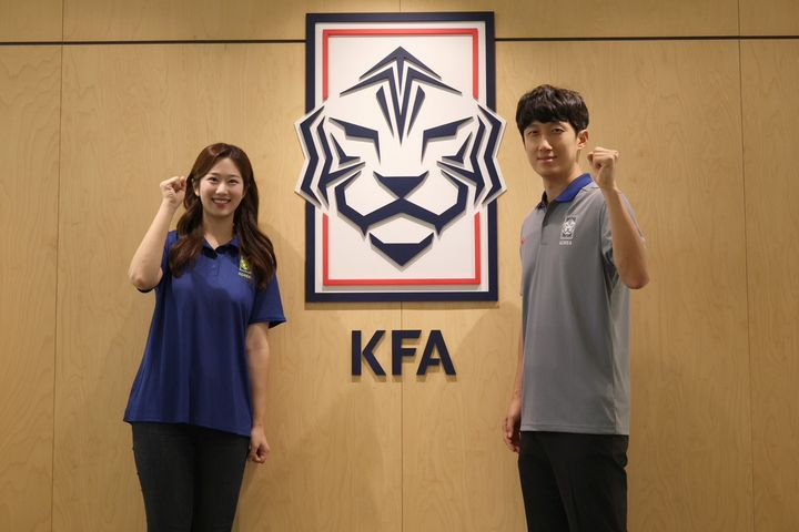 대한축구협회의 '팬 커뮤니케이터(가칭)'로 선발된 송채림(왼쪽) 씨와 박주성 씨. /사진=대한축구협회 제공