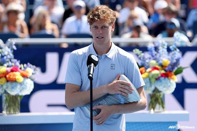 얀니크 신네르(이탈리아)가 19일(한국시간) 미국 신시내티에서 열린 남자프로테니스(ATP) 투어 신시내티오픈(총상금 919만 3540달러·약 128억 원) 결승전이 끝난 뒤 마이크를 잡고 관중들에게 말하고 있다. /AFPBBNews=뉴스1