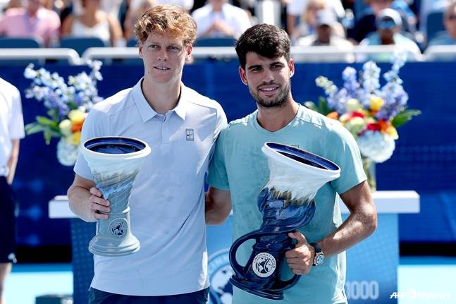  19일(한국시간) 미국 신시내티에서 열린 남자프로테니스(ATP) 투어 신시내티오픈(총상금 919만 3540달러·약 128억 원) 결승전이 끝난 뒤 얀니크 신네르(왼쪽)와 카를로스 알카라스가 기념 사진을 찍고 있다. /AFPBBNews=뉴스1