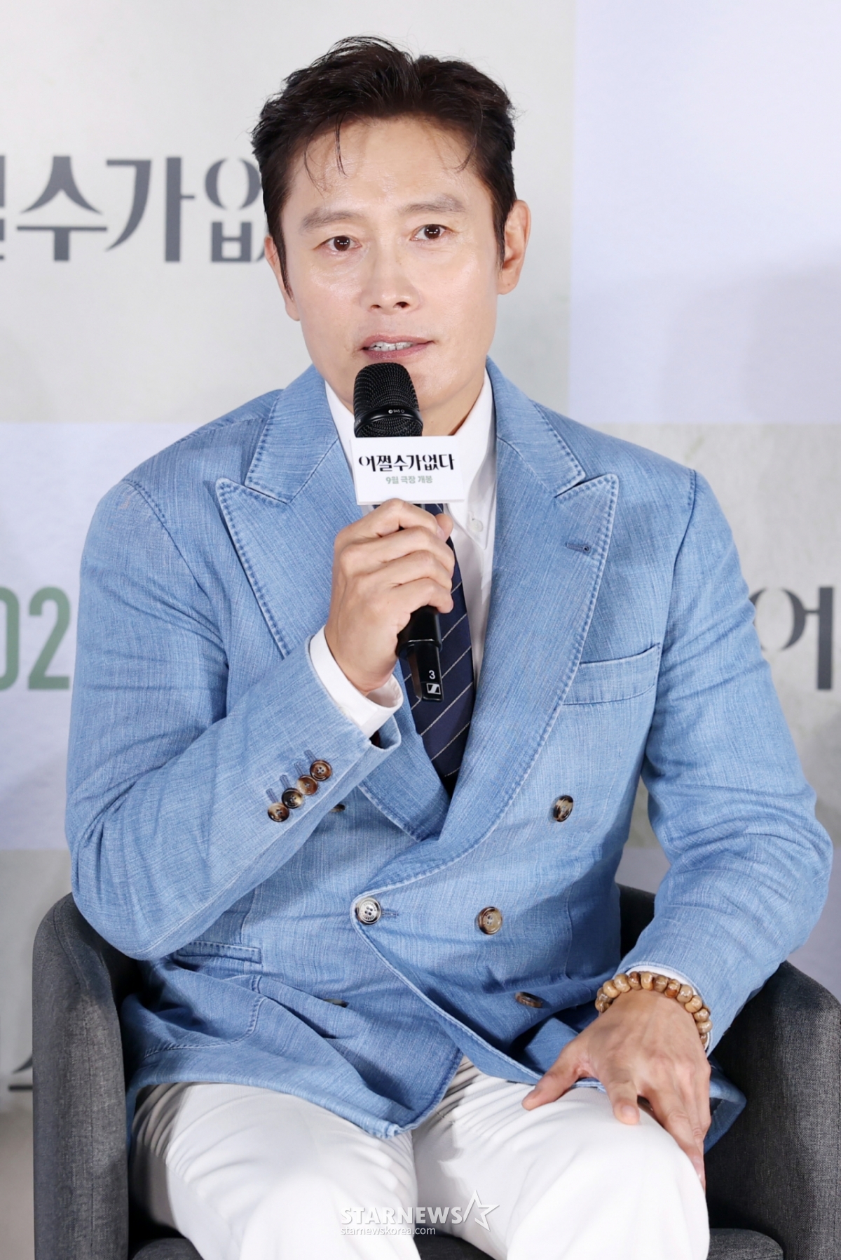배우 이병헌이 19일 서울 용산구 CGV아이파크몰에서 열린 영화 ‘어쩔수가 없다‘ 제작보고회에서 인사말을 하고 있다. '어쩔 수가 없다'는 모든 것이 만족스러웠던 회사원 만수가 갑작스러운 해고 이후 가족과 집을 지키기 위해 재취업 전쟁에 뛰어드는 이야기를 그린다. 오는 9월 개봉 예정. /2025.08.19 /사진=김휘선 hwijpg@