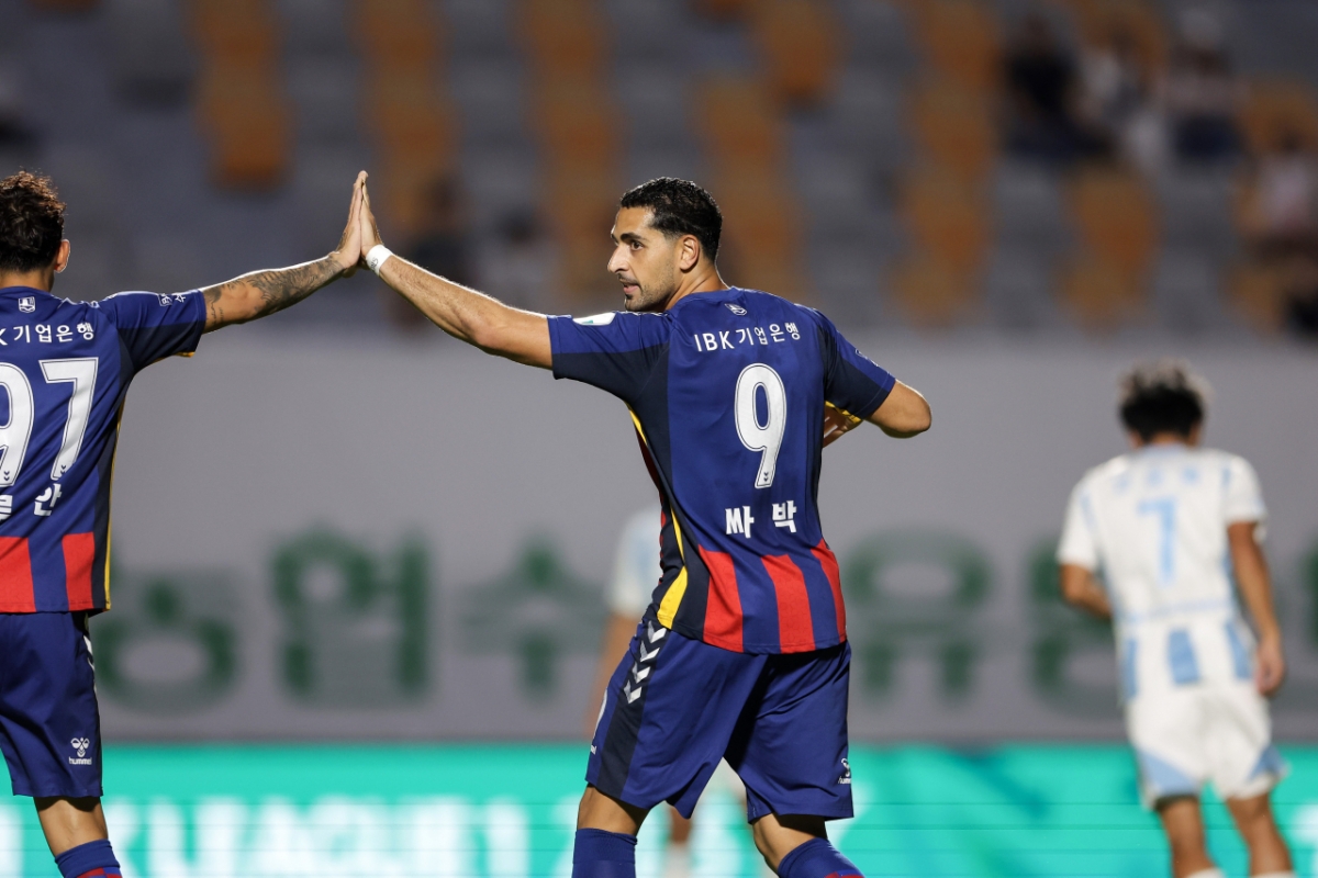 싸박(오른쪽)이 울산HD전 득점 후 루안과 하이파이브하고 있다. /사진=한국프로축구연맹 제공