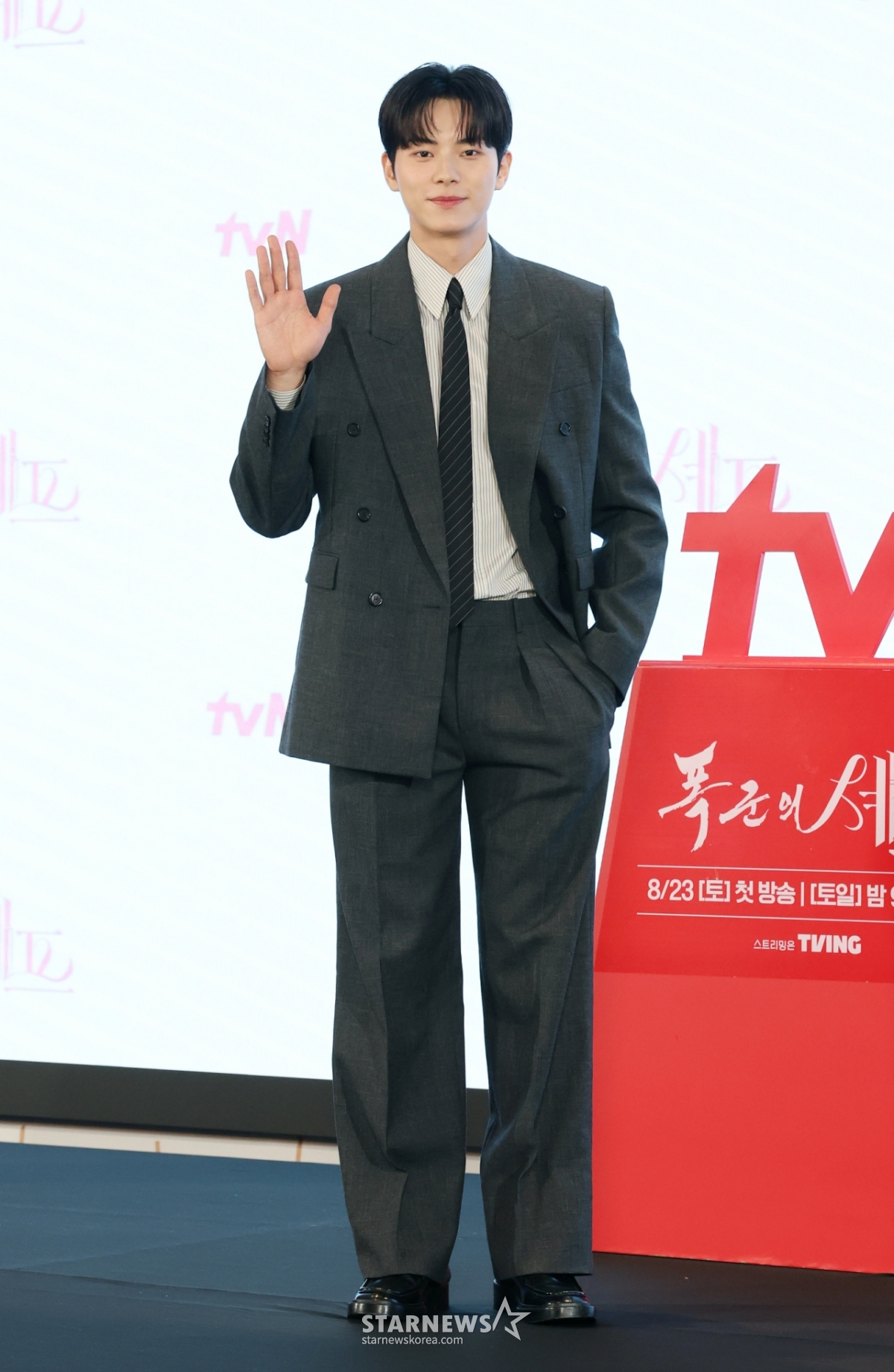 배우 이채민이 19일 오후 서울 구로구 더세인트에서 진행된 tvN 토일드라마 '폭군의 셰프' 제작발표회에 참석해 포즈를 취하고 있다.  최고의 순간 과거로 타임슬립한 셰프가 최악의 폭군이자 절대 미각 소유자인 왕을 만나며 벌어지는 서바이벌 판타지 로맨틱코미디 '폭군의 셰프'는 오는 23일 첫 방송된다. /2025.08.19 /사진=이동훈 photoguy@