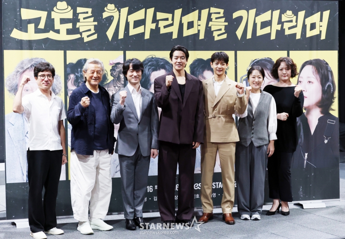 오경택 연출, 배우 박근형, 김병철, 이상윤, 최민호, 김가영, 신혜옥이 19일 서울 종로구 예스24 스테이지에서 열린 연극 '고도를 기다리며를 기다리며' 기자간담회에 참석해 포즈를 취하고 있다. /2025.08.19 /사진=김휘선 hwijpg@