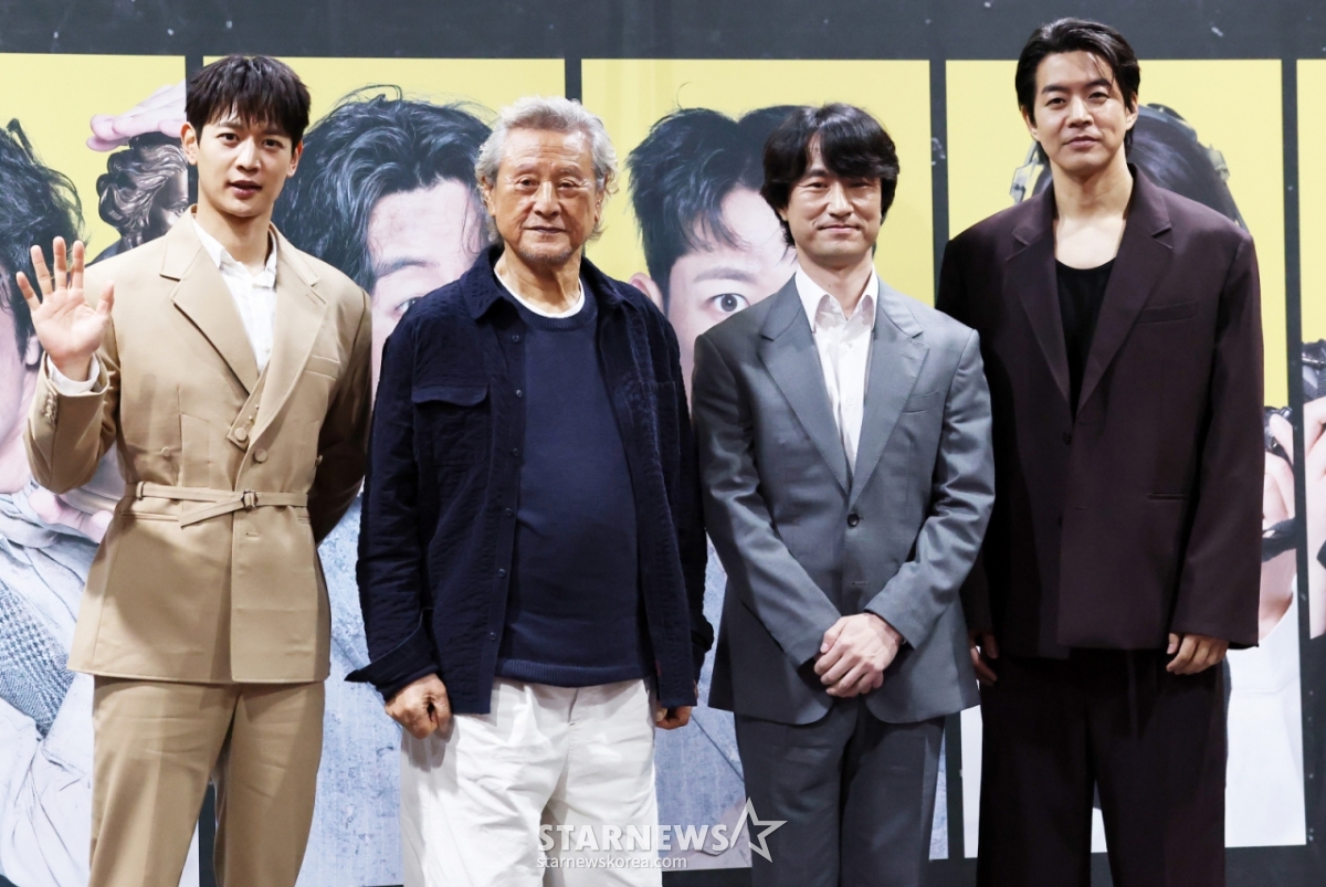 배우 최민호, 박근형, 김병철, 이상윤이 19일 서울 종로구 예스24 스테이지에서 열린 연극 '고도를 기다리며를 기다리며' 기자간담회에 참석해 포즈를 취하고 있다. /2025.08.19 /사진=김휘선 hwijpg@