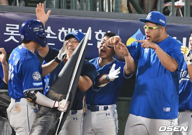 삼성 김영웅(맨 왼쪽)이 17일 사직 롯데전엣 8회초 동점 만루홈런을 터트린 후 동료들의 축하를 받고 있다.
