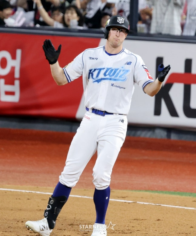 19일 SSG전서 안타를 때려낸 스티븐슨의 모습. /사진=강영조 선임기자