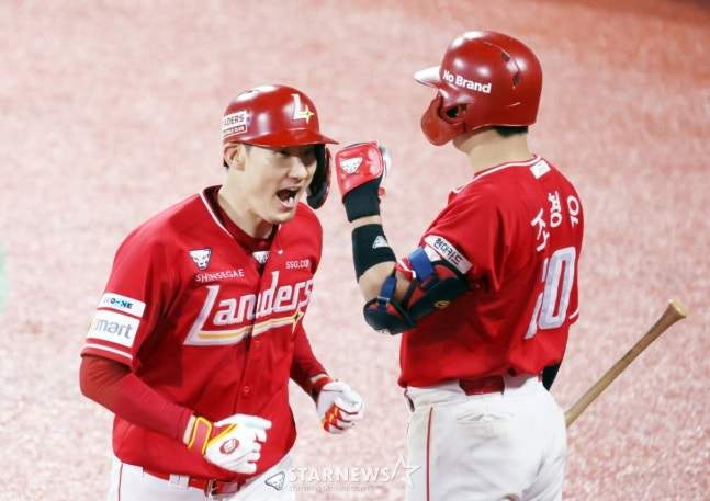 8회 4-4를 만드는 동점 3점 홈런을 쏘아올린 오태곤(왼쪽). /사진=강영조 선임기자