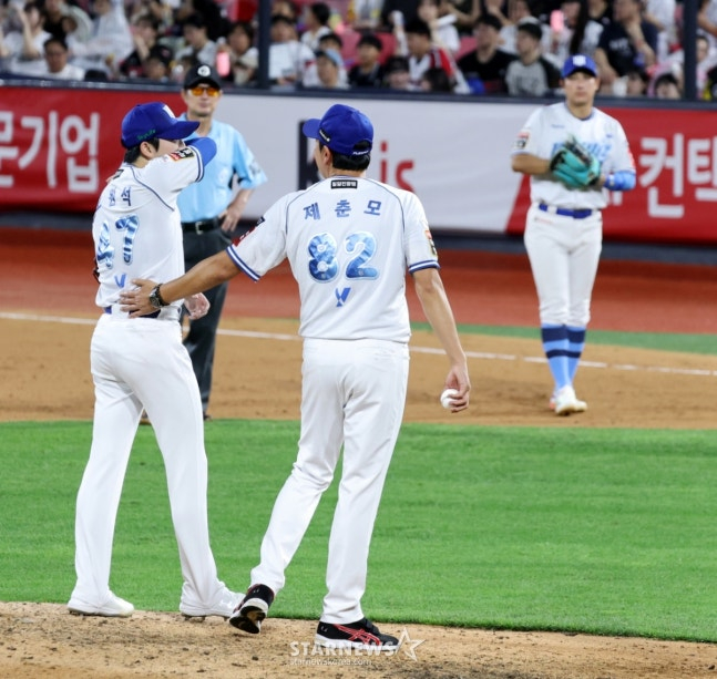 오원석(왼쪽)이 마운드에서 내려가고 있다. /사진=강영조 선임기자