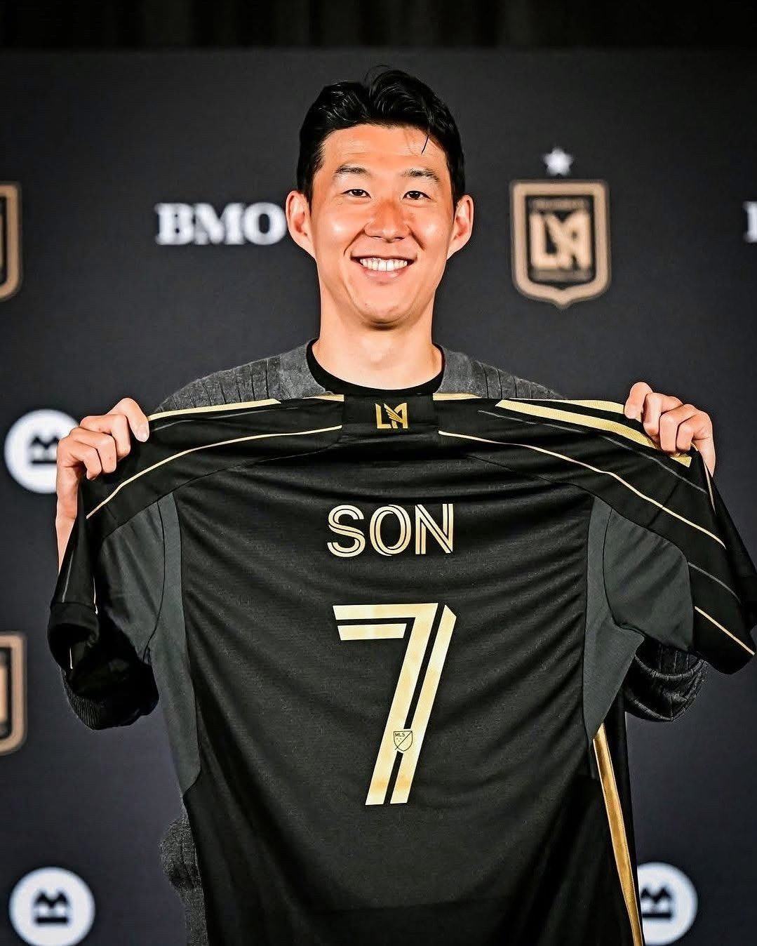 손흥민이 지난 7일 LAFC 입단 기자화견에서 유니폼을 들어보이고 있다. /사진=LAFC 제공