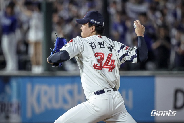 롯데 마무리 투수 김원중이 17일 부산 삼성전에서 역투하고 있다. /사진=롯데 자이언츠 제공