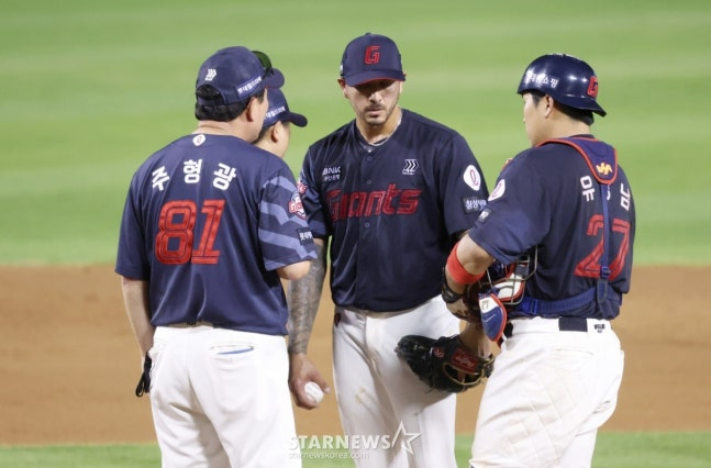 2025 신한 SOL Bank KBO리그 LG 트윈스 대 롯데 자이언츠 경기가 19일 서울 잠실야구장에서 열렸다.  롯데 선발 벨라스케즈가 5회말 흔들리는 모습을 보이지 주형광 코치가 마운드에 올라가 진정시키고 있다. /사진=김진경 대기자