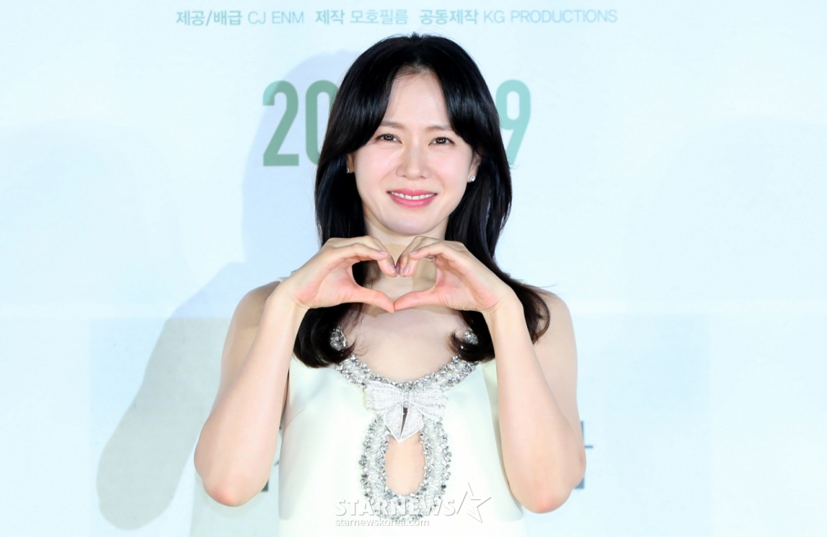 [서울=뉴시스] 김혜진 기자 = 배우 손예진이 19일 오전 서울 용산구 CGV아이파크몰점에서 열린 영화 ‘어쩔수가없다‘ 제작보고회에서 포즈를 취하고 있다.   '어쩔수가없다'는 모든 것이 만족스러웠던 회사원 만수가 갑작스러운 해고 이후 가족과 집을 지키기 위해 재취업 전쟁에 뛰어드는 이야기를 그린다. 9월 개봉 예정. 2025.08.19. jini@newsis.com /사진=김혜진