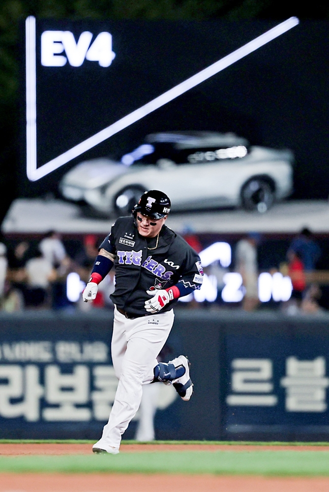 19일 키움 히어로즈와 홈 경기에서 홈런을 쏘아올린 최형우. /사진=KIA 타이거즈