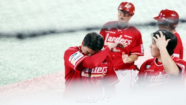 4회말이 종료되고 더그아웃으로 향하고 있는 김광현(가운데). 최정(오른쪽)이 위로하기 위해 다가오고 있다. /사진=강영조 선임기자