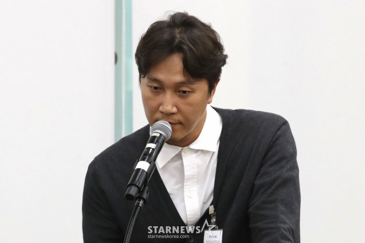(서울=뉴스1) 이광호 기자 = 방송인 겸 정신건강의학과 전문의 양재웅 씨가 23일 오후 서울 여의도 국회에서 열린 보건복지위원회의 복지부 등에 대한 종합 국정감사에 증인으로 출석해 자신의 병원에서 발생한 환자 사망 사고와 관련한 의원 질의에 답하고 있다. 2024.10.23/뉴스1  Copyright © 뉴스1. All rights reserved. 무단 전재 및 재배포,  AI학습 이용 금지. /사진=(서울=뉴스1) 이광호 기자