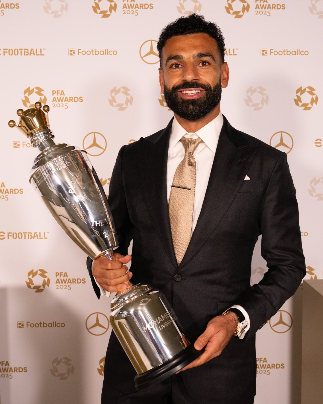 모하메드 살라가 잉글랜드프로축구선수협회(PFA) 올해의 남자 선수상 트로피를 들고 포즈를 취하고 있다. /사진=잉글랜드프로축구선수협회(PFA) 공식 사회관계망서비스(SNS)