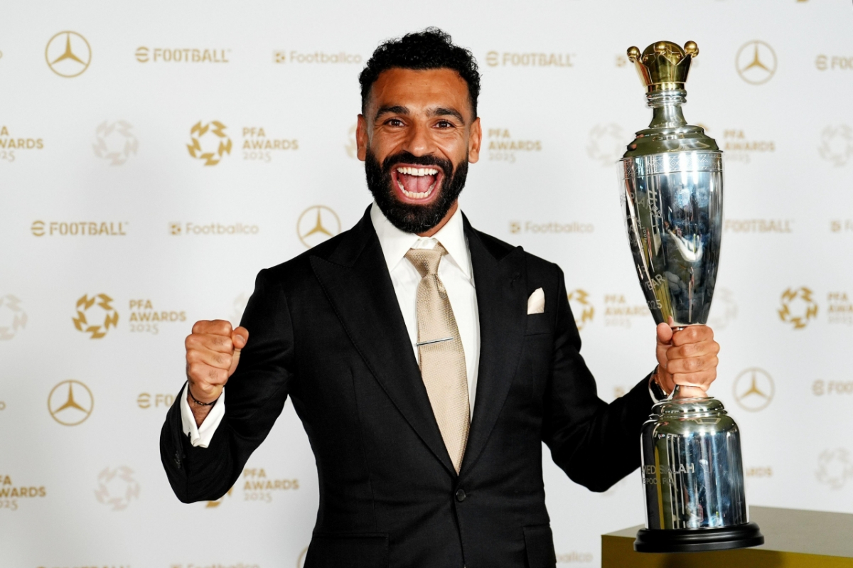 모하메드 살라(리버풀)가 2024~2025시즌 잉글랜드프로축구선수협회(PFA) 올해의 남자 선수상을 받고 환호하고 있다. /사진=잉글랜드프로축구선수협회(PFA) 공식 사회관계망서비스(SNS)