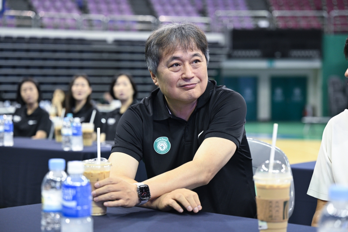 2025~2026 WKBL 드래프트에서 행운의 1라운드 4순위 픽을 잡은 하나은행의 이상범 감독. /사진=WKBL 제공