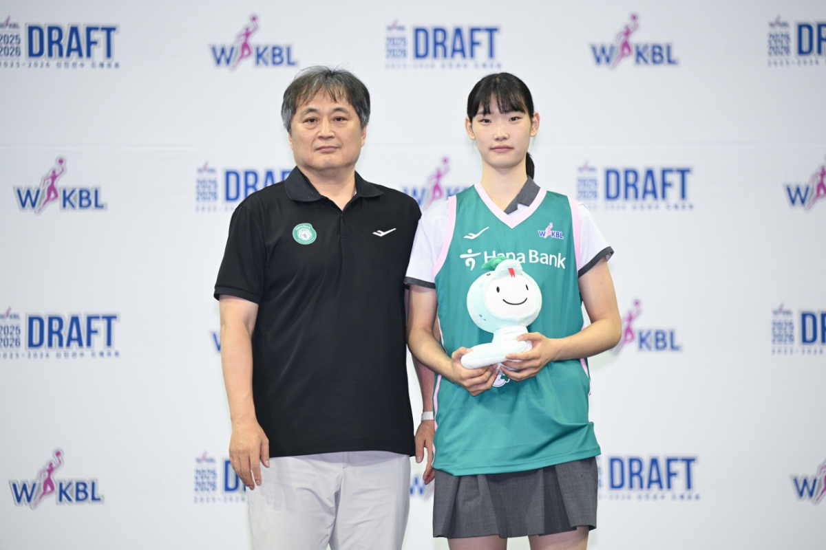 2025~2026 드래프트 1라운드 4순위로 하나은행의 지목을 받은 황윤서(오른쪽). /사진=WKBL 제공