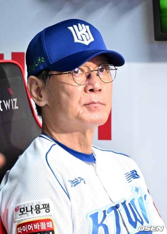 이강철 감독이 경기를 지켜보고 있다.