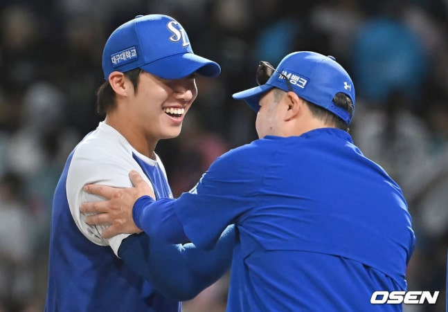 삼성 원태인(왼쪽)과 박진만 감독이 20일 창원 NC전 승리 후 기뻐하고 있다. 