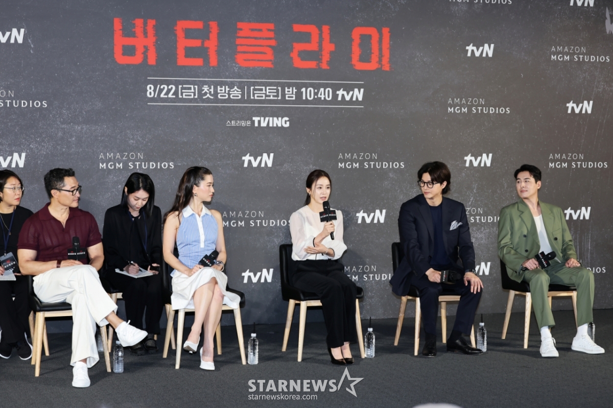 배우 대니얼 대 킴, 레이나 하디스티, 김태희, 김지훈, 션 리차드가 21일 오전 서울 CGV용산아이파크몰에서 진행된 아마존 오리지널 시리즈 '버터플라이' 기자간담회에 참석해 인사말을 하고 있다.  동명의 그래픽 노블을 원작으로 한 스파이 스릴러 시리즈 ‘버터플라이'(Butterfly)는 전직 미 정보요원 데이비드 정(대니얼 대 킴 분)과 그를 죽이기 위해 파견된 현직 요원 레베카(레이나 하디스티 분)의 쫓고 쫓기는 이야기로 오는 22일 국내 공개된다. /2025.08.21 /사진=이동훈 photoguy@