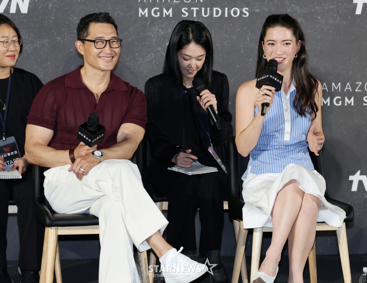 배우 대니얼 대 킴, 레이나 하디스티가 21일 오전 서울 CGV용산아이파크몰에서 진행된 아마존 오리지널 시리즈 '버터플라이' 제작발표회에 참석해 인사말을 하고 있다.  동명의 그래픽 노블을 원작으로 한 스파이 스릴러 시리즈 ‘버터플라이'(Butterfly)는 전직 미 정보요원 데이비드 정(대니얼 대 킴 분)과 그를 죽이기 위해 파견된 현직 요원 레베카(레이나 하디스티 분)의 쫓고 쫓기는 이야기로 오는 22일 국내 공개된다. /2025.08.21 /사진=이동훈 photoguy@