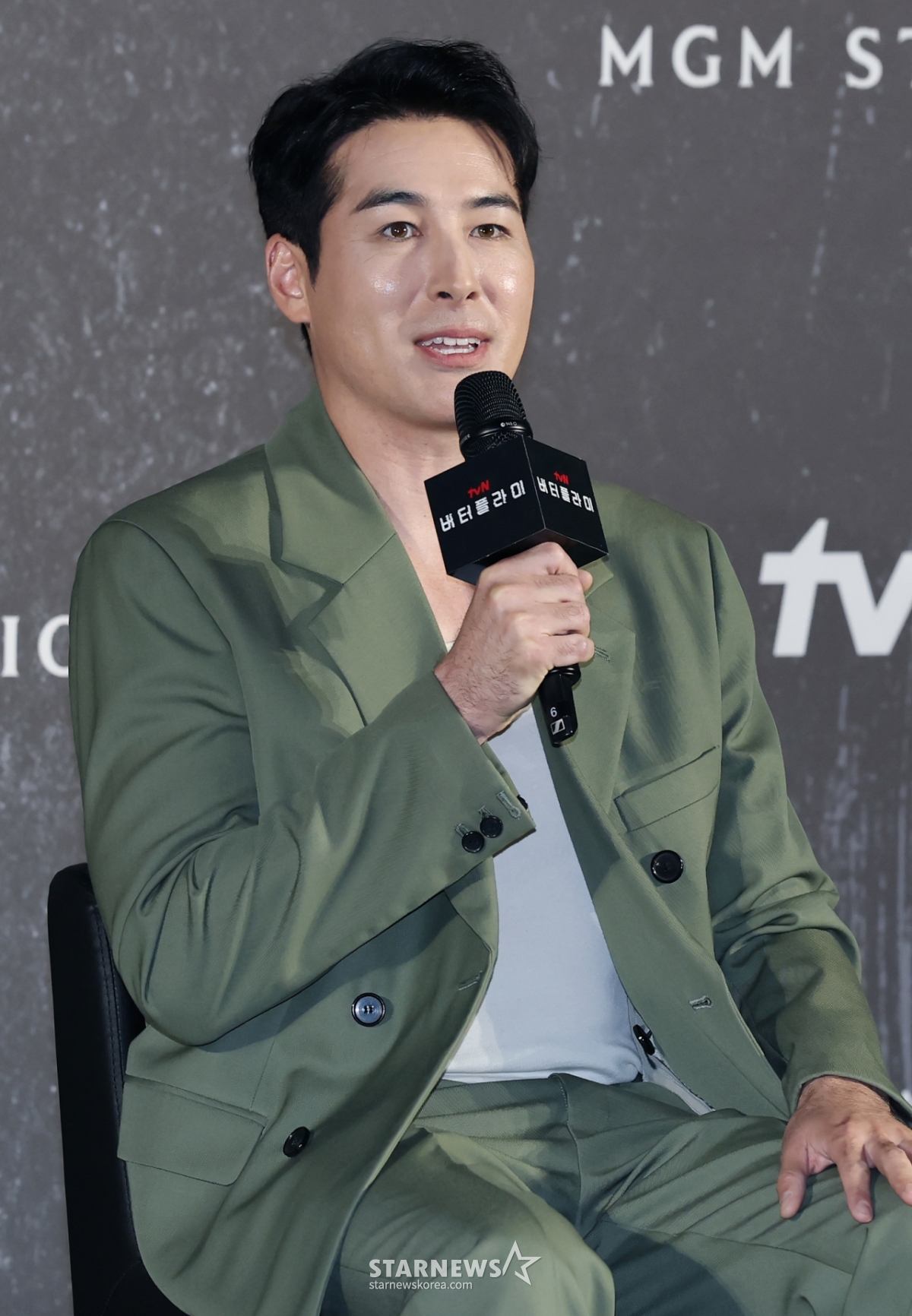 배우 션 리차드가 21일 오전 서울 CGV용산아이파크몰에서 진행된 아마존 오리지널 시리즈 '버터플라이' 제작발표회에 참석해 인사말을 하고 있다.  동명의 그래픽 노블을 원작으로 한 스파이 스릴러 시리즈 ‘버터플라이'(Butterfly)는 전직 미 정보요원 데이비드 정(대니얼 대 킴 분)과 그를 죽이기 위해 파견된 현직 요원 레베카(레이나 하디스티 분)의 쫓고 쫓기는 이야기로 오는 22일 국내 공개된다. /2025.08.21 /사진=이동훈 photoguy@
