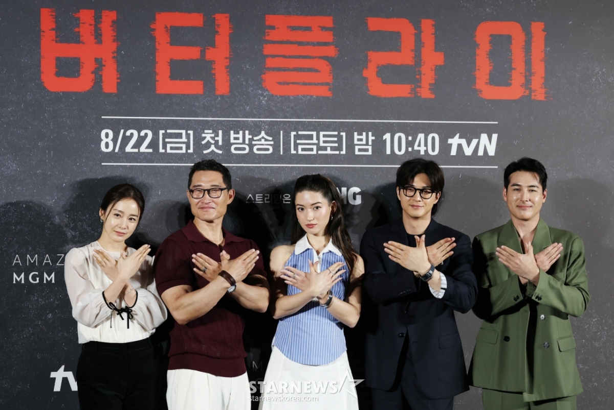 배우 김태희, 대니얼 대 킴, 레이나 하디스티, 김지훈, 션 리차드가 21일 오전 서울 CGV용산아이파크몰에서 진행된 아마존 오리지널 시리즈 '버터플라이' 기자간담회에 참석해 포즈를 취하고 있다.  동명의 그래픽 노블을 원작으로 한 스파이 스릴러 시리즈 ‘버터플라이'(Butterfly)는 전직 미 정보요원 데이비드 정(대니얼 대 킴 분)과 그를 죽이기 위해 파견된 현직 요원 레베카(레이나 하디스티 분)의 쫓고 쫓기는 이야기로 오는 22일 국내 공개된다. /2025.08.21 /사진=이동훈 photoguy@