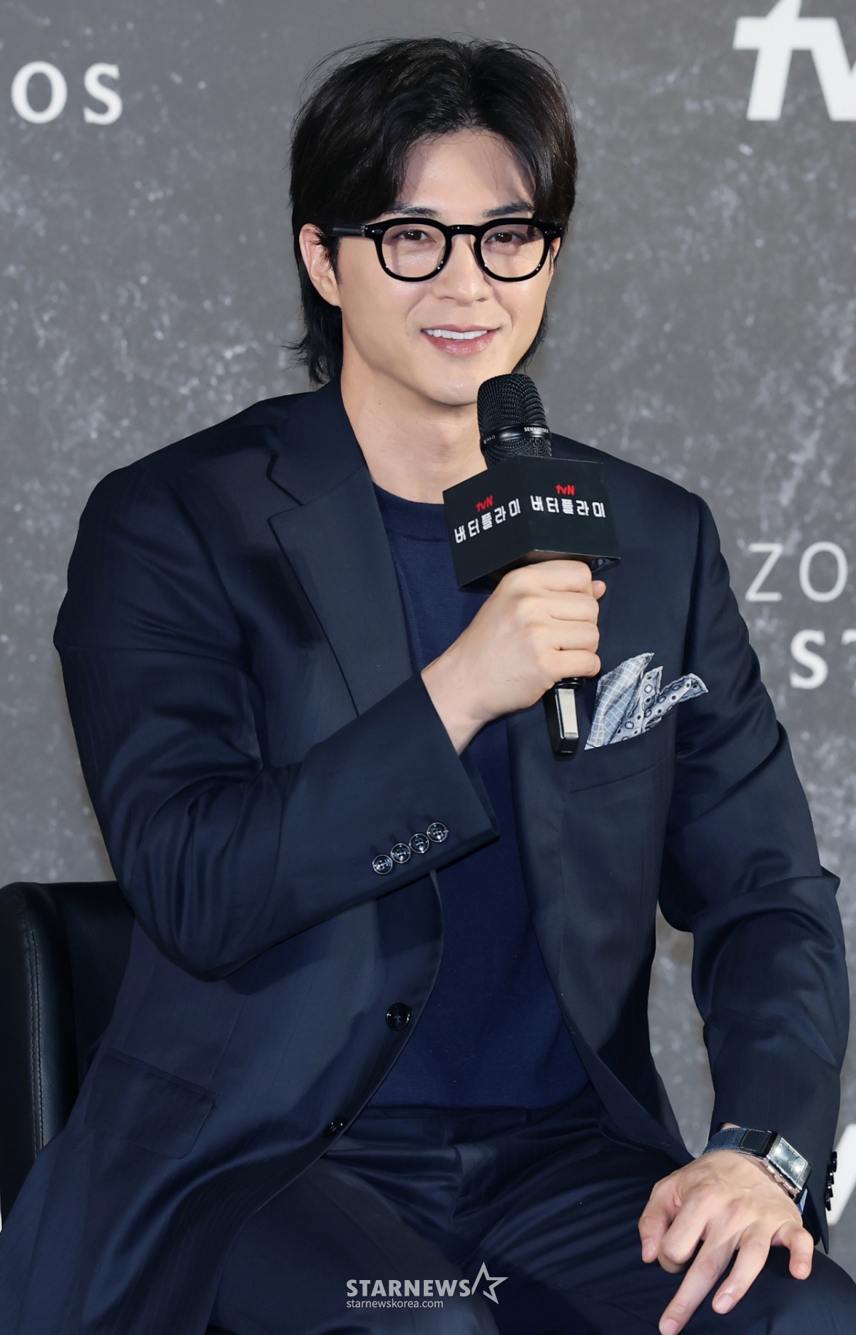 배우 김지훈이 21일 오전 서울 CGV용산아이파크몰에서 진행된 아마존 오리지널 시리즈 '버터플라이' 제작발표회에 참석해 인사말을 하고 있다.  동명의 그래픽 노블을 원작으로 한 스파이 스릴러 시리즈 ‘버터플라이'(Butterfly)는 전직 미 정보요원 데이비드 정(대니얼 대 킴 분)과 그를 죽이기 위해 파견된 현직 요원 레베카(레이나 하디스티 분)의 쫓고 쫓기는 이야기로 오는 22일 국내 공개된다. /2025.08.21 /사진=이동훈 photoguy@