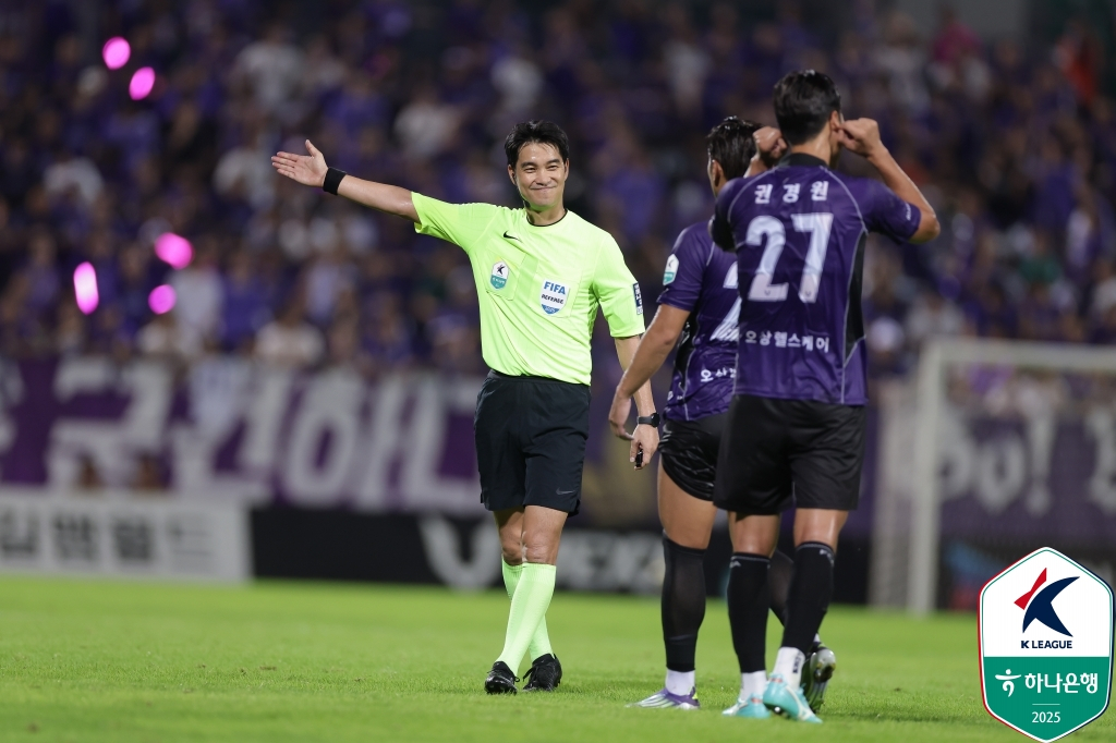FC안양 수비수 권경원이 주심으로부터 퇴장 명령을 받고 있다. /사진=한국프로축구연맹 제공
