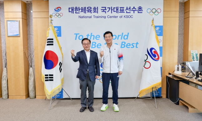 김택수 국가대표선수촌장(오른쪽), 권정택 중앙대학교 병원장이 21일 간담회에서 포즈를 취하고 있다. /사진=대한체육회 제공