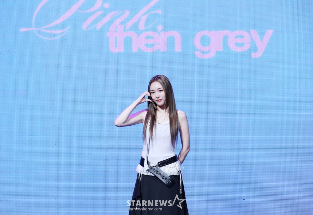 가수 민지운이 21일 서울 강남구 CGV 청담 씨네시티에서 열린 첫 EP 'Pink, then grey' 발매 기념 쇼케이스에서 포즈를 취하고 있다. /2025.08.21 /사진=김휘선 hwijpg@