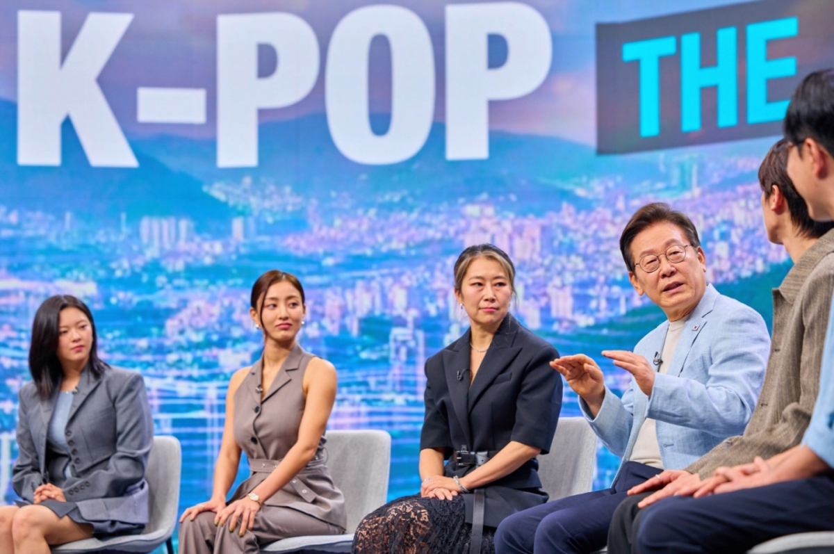  (왼쪽부터) 영화의 OST를 부른 걸그룹 트와이스의 멤버 정연·지효, 매기 강 감독, 이재명 대통령, 음악 프로듀서 겸 디제이 알티(R.Tee), 평론가 김영대 / 사진=대통령실 제공