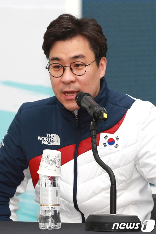 2018 평창올림픽 쇼트트랙 남자 선수단 기자회견에서 취재진의 질문에 답하고 있는 김선태 감독의 모습. /사진-뉴스1
