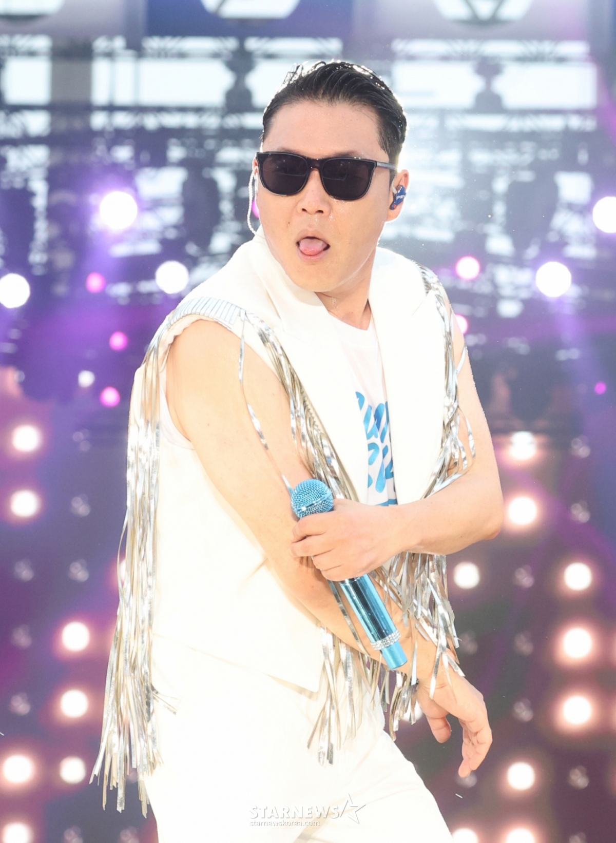 (인천=뉴스1) 권현진 기자 = 가수 싸이가 2025년 6월 28일 오후 인천 서구 인천아시아드 주경기장에서 가진 '싸이 흠뻑쇼 SUMMER SWAG 2025 - 인천'에서 화려한 무대를 선보이고 있다. 2025.6.28/뉴스1 Copyright © 뉴스1. All rights reserved. 무단 전재 및 재배포, AI학습 이용 금지. /사진=(인천=뉴스1) 권현진 기자