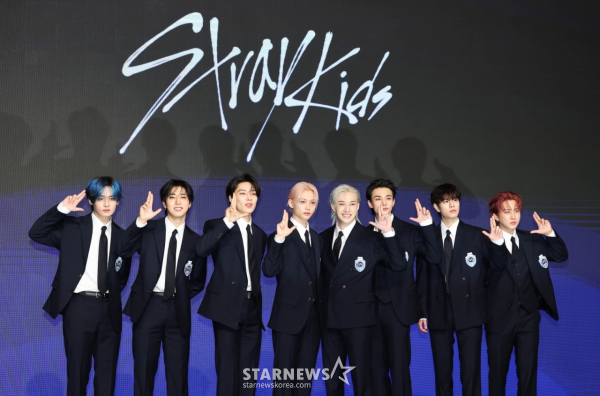 그룹 스트레이키즈(Stray Kids)가 22일 오전 서울 여의도 콘래드호텔에서 진행된 네 번째 정규 앨범 'KARMA'(카르마) 발매기념 기자간담회에 참석해 포즈를 취하고 있다.  타이틀곡 'CEREMONY'(세리머니)는 강렬한 트랩 EDM과 베일리 펑크(Baile Funk) 리듬이 어우러진 곡으로 인내와 노력 끝에 이뤄낸 성공, 그 과정에서 마주한 수많은 역경을 극복해온 여정을 축하하는 메시지를 담았다. /2025.08.22 /사진=이동훈 photoguy@