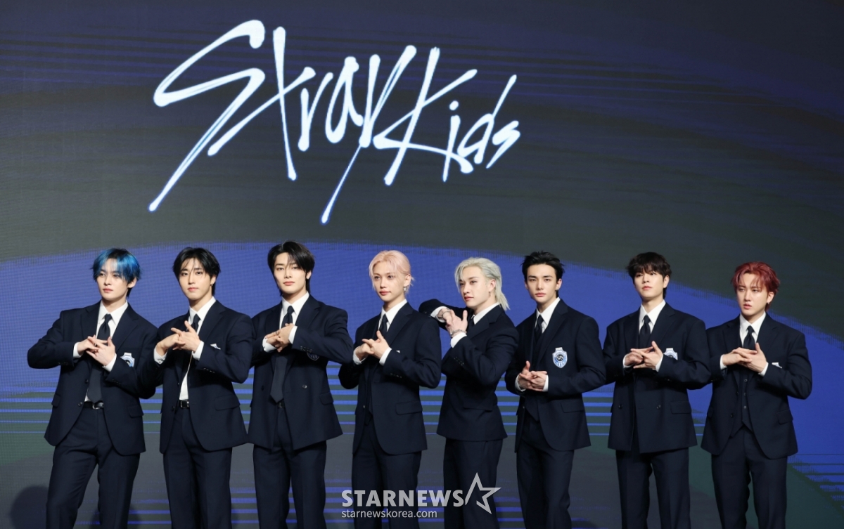 그룹 스트레이키즈(Stray Kids)가 22일 오전 서울 여의도 콘래드호텔에서 진행된 네 번째 정규 앨범 'KARMA'(카르마) 발매기념 기자간담회에 참석해 포즈를 취하고 있다.  타이틀곡 'CEREMONY'(세리머니)는 강렬한 트랩 EDM과 베일리 펑크(Baile Funk) 리듬이 어우러진 곡으로 인내와 노력 끝에 이뤄낸 성공, 그 과정에서 마주한 수많은 역경을 극복해온 여정을 축하하는 메시지를 담았다. /2025.08.22 /사진=이동훈 photoguy@