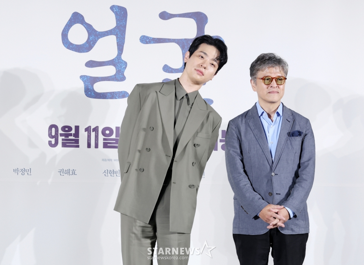 배우 박정민, 권해효가 22일 서울 광진구 롯데시네마 건대입구에서 진행된 영화 '얼굴(감독 연상호)' 제작보고회에 참석해 포즈를 취하고 있다. /2025.08.22 /사진=김휘선 hwijpg@